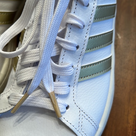 Adidas Grand Court shoes - gold stripe. Size 6.5. - Picture 4 of 6
